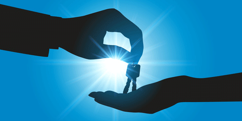 Schlüsselübergabe beim Autoverkauf.